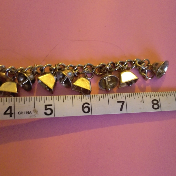 Bell silver tone vintage bracelet. - Picture 7 of 7